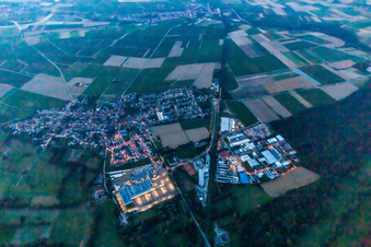 Vue aérienne de Vue du village illuminé au crépuscule en bordure des champs agricoles et des terres agricoles à Rohrbach dans le département Rhénanie-Palatinat, Allemagne