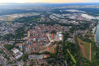 Vue d'ensemble de la ville depuis le sud à Germersheim dans le département Rhénanie-Palatinat, Allemagne d'en haut