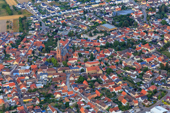 Vue aérienne de Saint-Guy au centre-ville à le quartier Rheinsheim in Philippsburg dans le département Bade-Wurtemberg, Allemagne