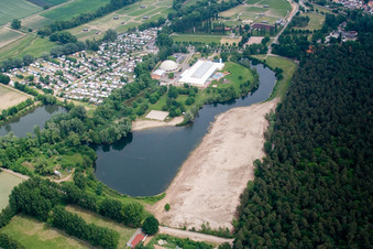 Vue aérienne de Zones côtières sur la plage de sable de la piscine extérieure Moby Dick à Rülzheim dans le département Rhénanie-Palatinat, Allemagne
