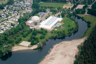 Vue aérienne de Zones côtières sur la plage de sable de la piscine extérieure Moby Dick à Rülzheim dans le département Rhénanie-Palatinat, Allemagne