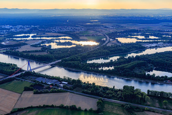Vue aérienne de Pont autoroutier de l'A61 sur le Rhin au nord de Spire à Otterstadt dans le département Rhénanie-Palatinat, Allemagne