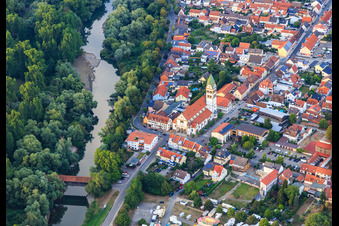 Vue aérienne de Église catholique sur le Vieux Rhin à Ketsch dans le département Bade-Wurtemberg, Allemagne