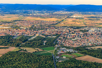 Vue aérienne de Vue de la ville depuis le sud à Schwetzingen dans le département Bade-Wurtemberg, Allemagne