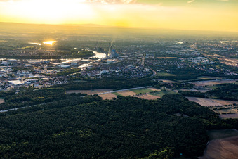 Port du Rhin à le quartier Rheinau in Mannheim dans le département Bade-Wurtemberg, Allemagne du point de vue du drone