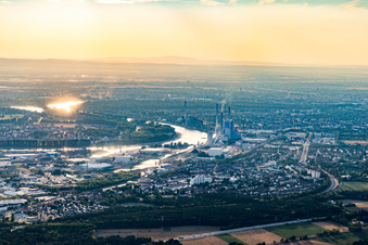 Port du Rhin à le quartier Rheinau in Mannheim dans le département Bade-Wurtemberg, Allemagne d'un drone