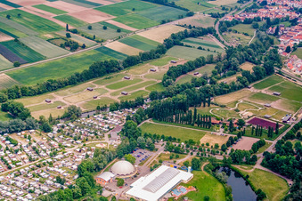 Vue aérienne de Moby Dick et la ferme aux autruches à Rülzheim dans le département Rhénanie-Palatinat, Allemagne