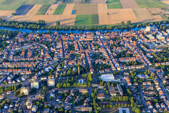 Vue aérienne de Vue de la ville depuis le sud-ouest sur les rives du Neckar à le quartier Edingen in Edingen-Neckarhausen dans le département Bade-Wurtemberg, Allemagne