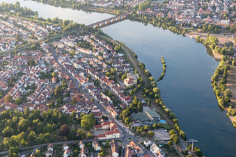 Vue aérienne de Pont du Neckar vers Ladenburg à le quartier Neckarhausen in Edingen-Neckarhausen dans le département Bade-Wurtemberg, Allemagne