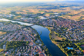 Vue aérienne de Neckarhausen et Ladenburg des deux côtés du Neckar à Ladenburg dans le département Bade-Wurtemberg, Allemagne