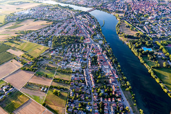 Vue aérienne de Les rives du Neckar à le quartier Neckarhausen in Edingen-Neckarhausen dans le département Bade-Wurtemberg, Allemagne