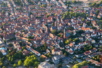 Vue aérienne de Quartier de la vieille ville et centre-ville à Ladenburg dans le département Bade-Wurtemberg, Allemagne