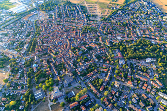 Vue aérienne de Vieille ville avec l'église évangélique de la ville à Ladenburg dans le département Bade-Wurtemberg, Allemagne