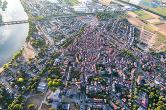 Vue aérienne de Quartier de la vieille ville et centre-ville à Ladenburg dans le département Bade-Wurtemberg, Allemagne
