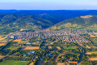 Vue aérienne de Vue de la ville sur la Bergstraße depuis l'ouest à Schriesheim dans le département Bade-Wurtemberg, Allemagne