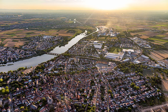 Vue aérienne de Les rives du Neckar à Ladenburg dans le département Bade-Wurtemberg, Allemagne