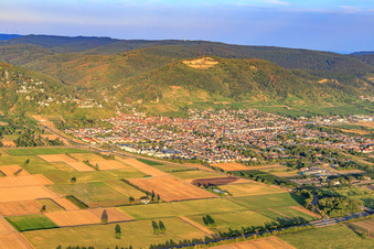 Vue aérienne de Vue de la ville sur la Bergstraße depuis le nord-ouest à Schriesheim dans le département Bade-Wurtemberg, Allemagne