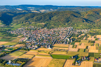 Vue aérienne de Place sur la Bergstrasse à le quartier Leutershausen in Hirschberg an der Bergstraße dans le département Bade-Wurtemberg, Allemagne
