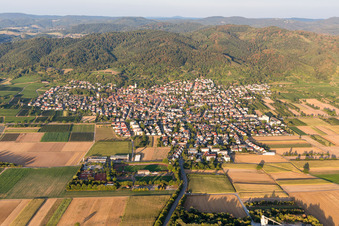Vue aérienne de Au bord de la Bergstrasse hessoise à Leutershausen à le quartier Leutershausen in Hirschberg an der Bergstraße dans le département Bade-Wurtemberg, Allemagne