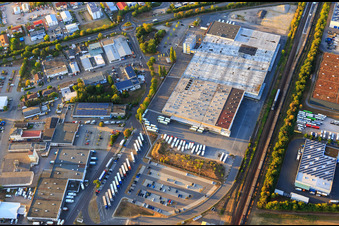Vue aérienne de Zone industrielle avec Edeka Handelsgesellschaft Südwest mbH - entrepôt central à Heddesheim dans le département Bade-Wurtemberg, Allemagne