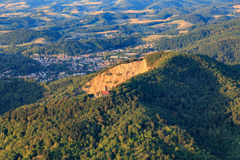 Vue aérienne de Carrière Weinheim derrière le château de Wachenburg à Weinheim dans le département Bade-Wurtemberg, Allemagne
