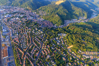 Vue aérienne de Vue de la ville sur la Bergstrasse depuis le sud-ouest à Weinheim dans le département Bade-Wurtemberg, Allemagne
