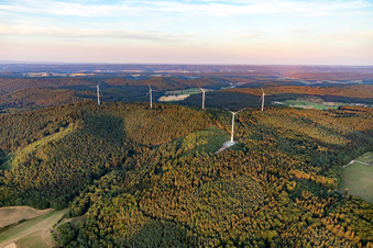 Vue aérienne de Éoliennes sur Kapellenberg à le quartier Weschnitz in Fürth dans le département Hesse, Allemagne