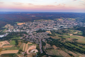 Vue aérienne de Vue des rues et des maisons dans les quartiers résidentiels à Michelstadt dans le département Hesse, Allemagne