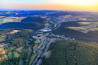 Vue aérienne de Vue de la ville sur la Bergstraße depuis le sud à le quartier Zell in Bad König dans le département Hesse, Allemagne