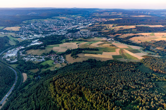 Vue aérienne de Vue des rues et des maisons dans les quartiers résidentiels à Bad König dans le département Hesse, Allemagne