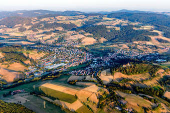Vue aérienne de Le paysage de vallée entouré de montagnes (Odenwald) à Reichelsheim dans le département Hesse, Allemagne