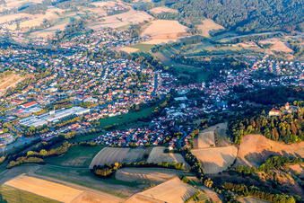 Vue aérienne de Le paysage de vallée entouré de montagnes (Odenwald) à Reichelsheim dans le département Hesse, Allemagne