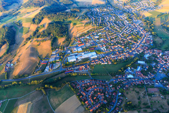 Vue aérienne de Vue de la ville depuis le sud à Reichelsheim dans le département Hesse, Allemagne
