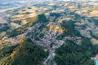 Vue aérienne de Le paysage de la vallée entouré de montagnes à Lindenfels dans le département Hesse, Allemagne