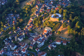 Vue aérienne de Jardins thermaux et tour civique sous le château Lindenfels à Lindenfels dans le département Hesse, Allemagne