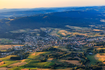 Vue aérienne de Vue de la ville d'Odernwald depuis le nord à Fürth dans le département Hesse, Allemagne
