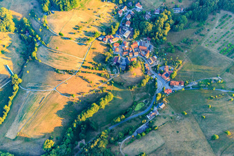 Vue aérienne de Vue du village de l'Odenwald depuis le nord à le quartier Mittershausen in Heppenheim dans le département Hesse, Allemagne