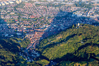 Vue aérienne de Le paysage de vallée entouré de montagnes (Bergstraße) à Heppenheim dans le département Hesse, Allemagne