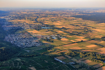 Vue aérienne de Vue de la ville sur la Bergstraße depuis le nord à Laudenbach dans le département Bade-Wurtemberg, Allemagne