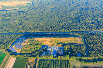Vue aérienne de Décharge de la ZAKB - Association de gestion des déchets du district de Bergstraße à le quartier Hüttenfeld in Lampertheim dans le département Hesse, Allemagne