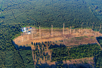 Vue aérienne de Station émettrice Lampertheim du Bureau international de radiodiffusion de l'IBB pour relayer la radio américaine à le quartier Neuschloß in Lampertheim dans le département Hesse, Allemagne