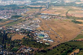 Photographie aérienne de Piste avec zone de circulation de l'ancien aérodrome d'hélicoptères américain Coleman Airfield à le quartier Sandhofen in Mannheim dans le département Bade-Wurtemberg, Allemagne