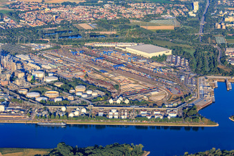 Vue aérienne de Porte 15 avec gare de fret et port industriel sur le Rhin à le quartier BASF in Ludwigshafen am Rhein dans le département Rhénanie-Palatinat, Allemagne