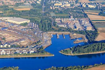 Vue aérienne de Porte 15 avec gare de fret et port industriel sur le Rhin à le quartier BASF in Ludwigshafen am Rhein dans le département Rhénanie-Palatinat, Allemagne