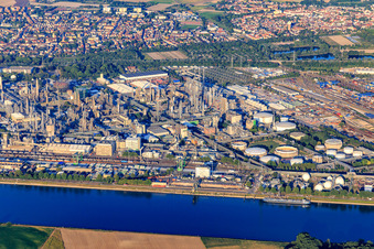 Vue aérienne de Rue du Compresseur à le quartier BASF in Ludwigshafen am Rhein dans le département Rhénanie-Palatinat, Allemagne