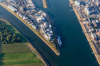 Vue aérienne de Neckarspitze Mühlauhafen à le quartier Innenstadt in Mannheim dans le département Bade-Wurtemberg, Allemagne