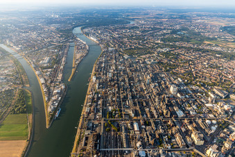 Vue aérienne de Locaux de l'usine du producteur chimique BASF sur le Rhin à le quartier BASF in Ludwigshafen am Rhein dans le département Rhénanie-Palatinat, Allemagne