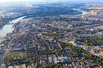 Vue aérienne de Vue de la ville avec les deux routes surélevées sur le Rhin depuis le nord à le quartier Hemshof in Ludwigshafen am Rhein dans le département Rhénanie-Palatinat, Allemagne