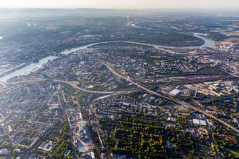 Vue aérienne de Zone urbaine et centre-ville et routes surélevées à le quartier Süd in Ludwigshafen am Rhein dans le département Rhénanie-Palatinat, Allemagne