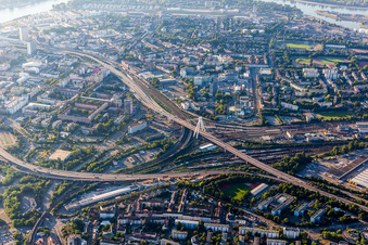 Vue aérienne de Route surélevée à le quartier Mitte in Ludwigshafen am Rhein dans le département Rhénanie-Palatinat, Allemagne